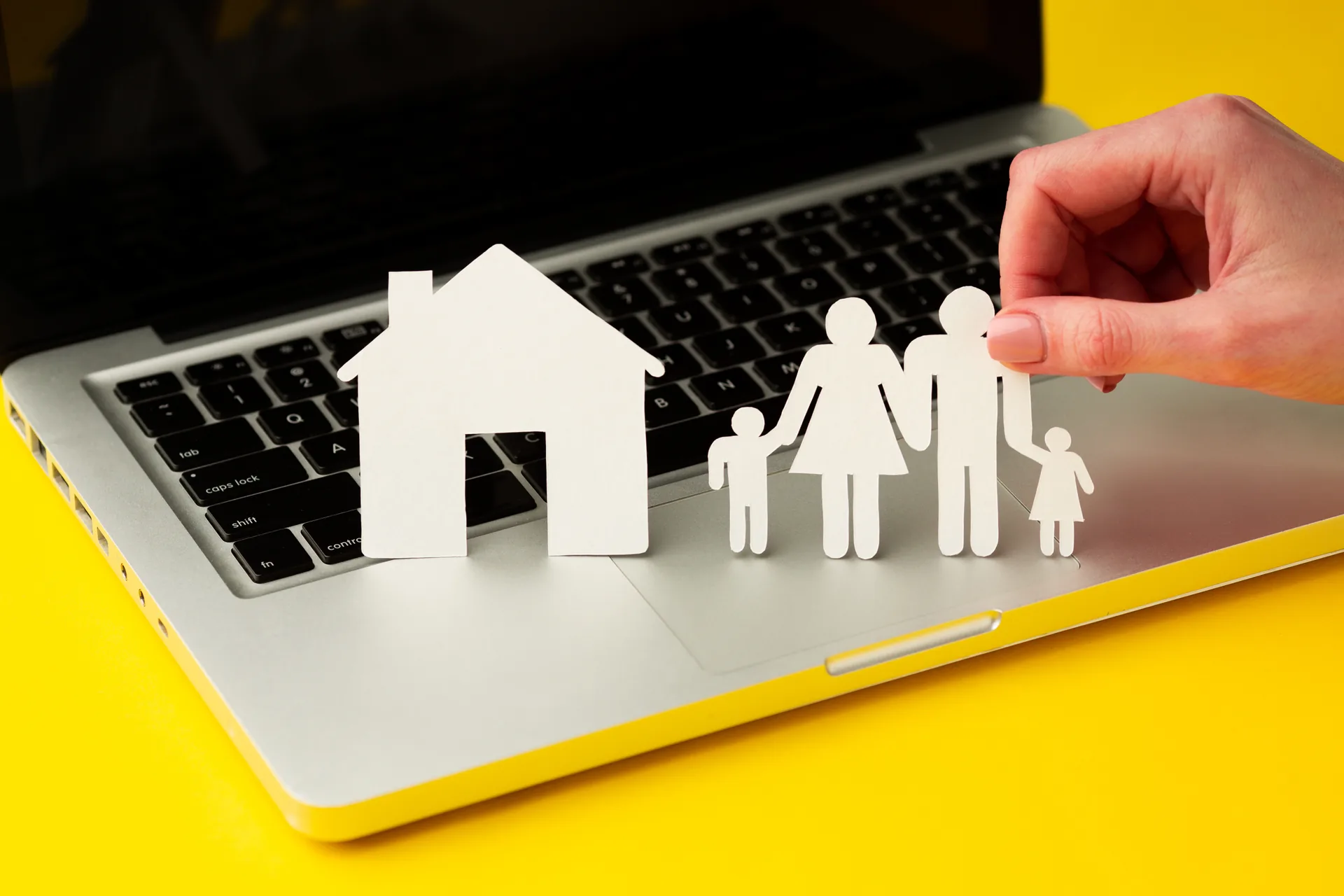 Família organizando as finanças em conjunto
